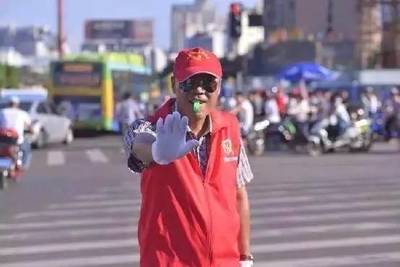 海口“鐵腰板”志愿者張小平:“撿命”做義工感恩報社會